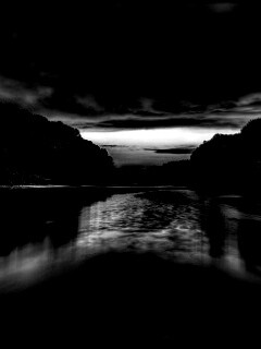 Багровый закат и водная гладь обои