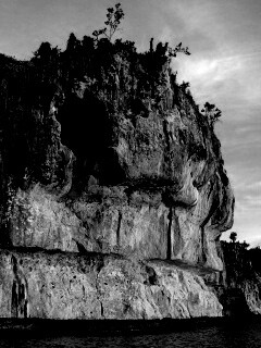 Пещера в скале над морем обои