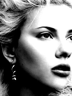 Скарлет Йохансон со змеиными серьгами обои