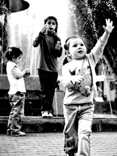 Дети у фонтана обои