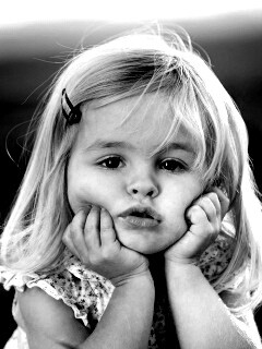 Малышка грустит обои