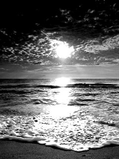 Берег моря в лучах заката обои