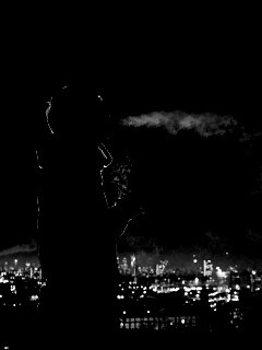 Курящий на крыше парень обои