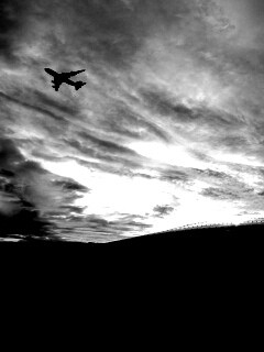 Самолет в закатном небе обои