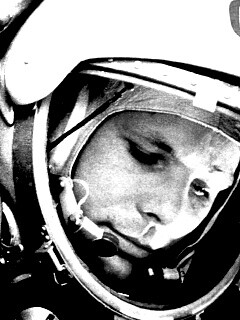 Юрий Гагарин в скафандре обои