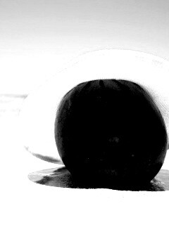 Арбуз в летней шляпке на пляже обои