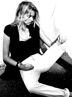 Девушка у стены обои