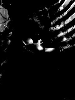 Девушка с ребенком прячется от монстра обои