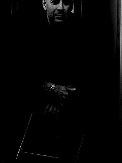 Брюс Уиллис на раскладном стуле обои