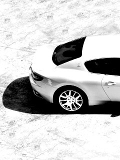 Белая мазерати на солнцепеке обои