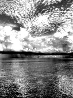 Тучи над морем обои