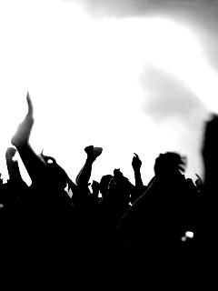 Руки людей на концерте обои