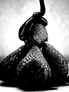 Аппетитная клубничка с шоколадом обои