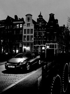 Автомобиль на мосту в свете фонаря обои