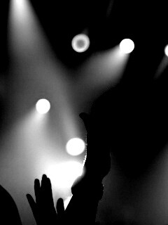 Руки людей на концерте обои