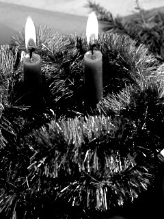 Свечки и новогодняя мишура обои