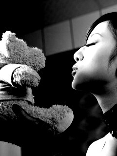 Азиатка любит медвежонка обои