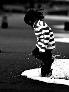 Ребенок и волна обои