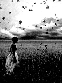 Грустная девушка в поле травы обои