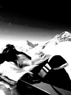 Лыжница отдыхает в горах обои