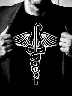 Футболка со змеями и тростью обои