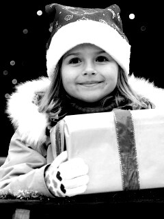 Ребенок с подарком обои