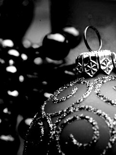 Красная ёлочная игрушка обои