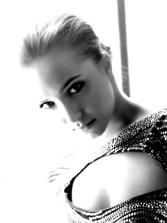 Блондинка у окна обои