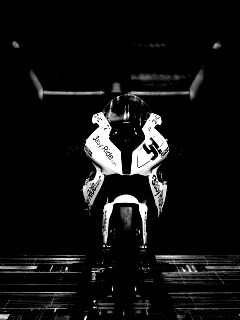 Мотоцикл на тестовом стенде обои