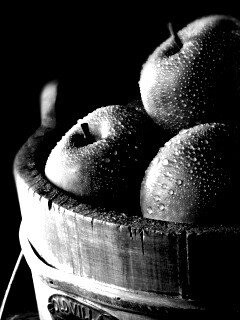 Ведро зеленых яблок обои