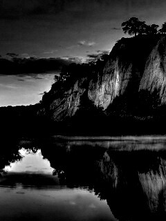 Скалы над озером обои