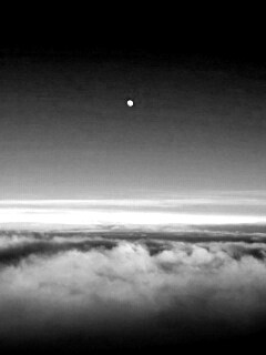 Одинокая луна над облаками обои