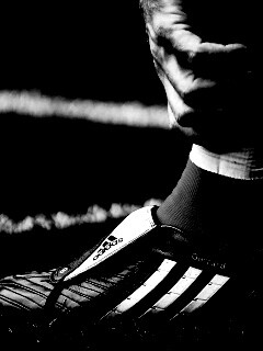 Левая нога футболиста в бутсе обои