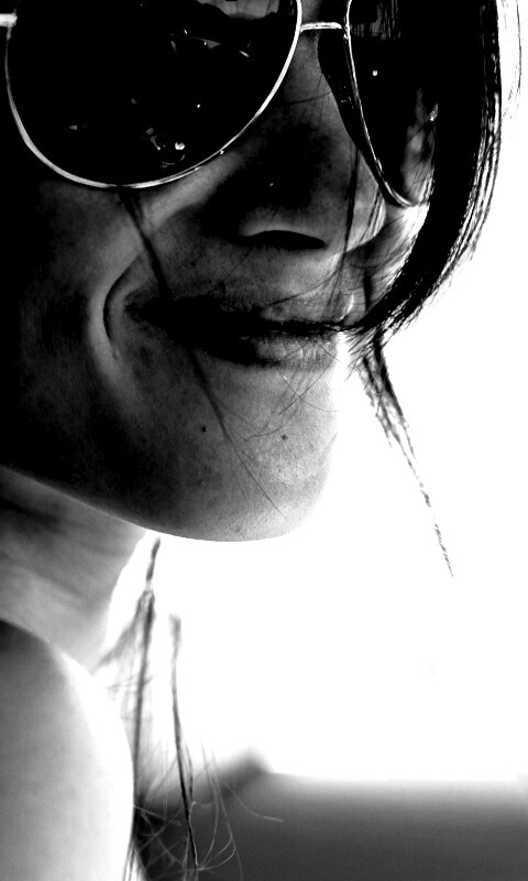 Девушка в очках обои