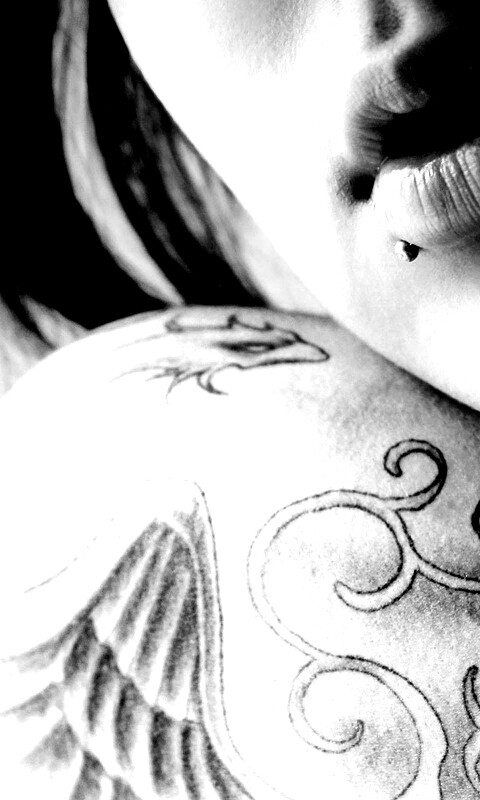 Плечо с татуировкой обои