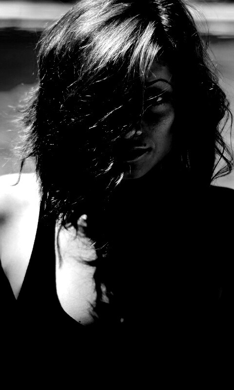 Девушка рядом с бассейном обои