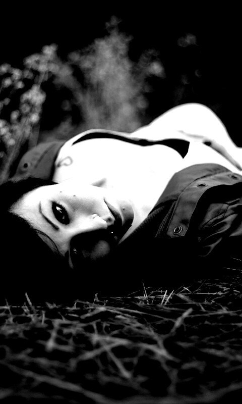 Лежащая на траве обои