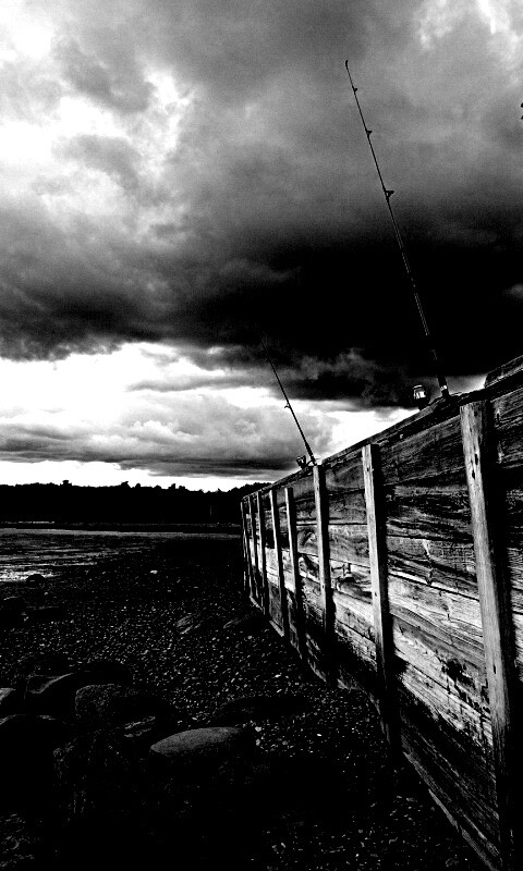 Отлив у деревянной набережной обои