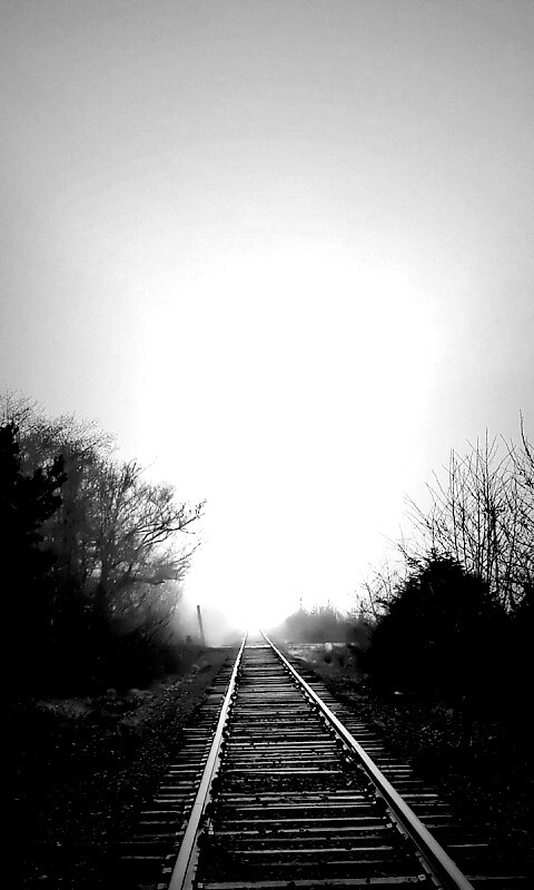 Железная дорога уходит в туман обои