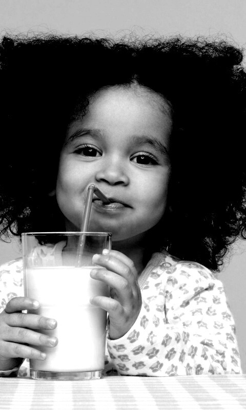 Девочка пьет молоко обои