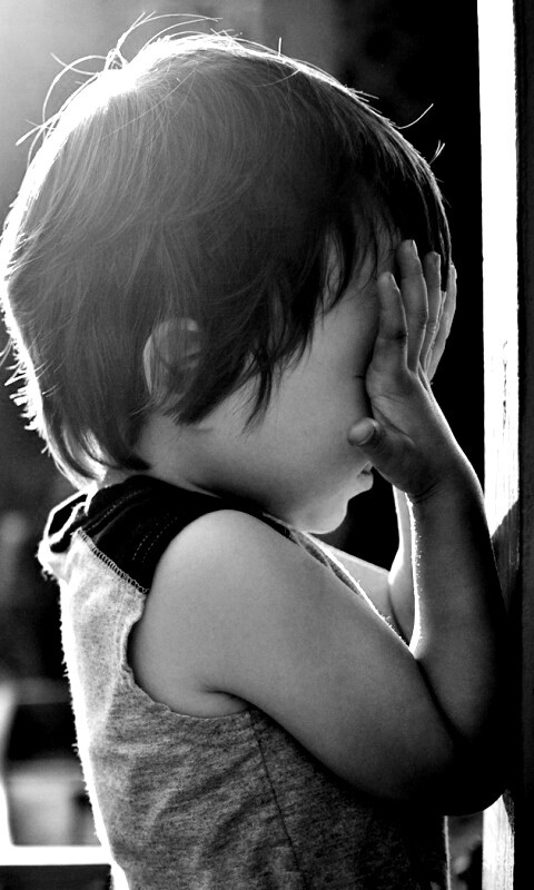 Малыш играет в прятки обои