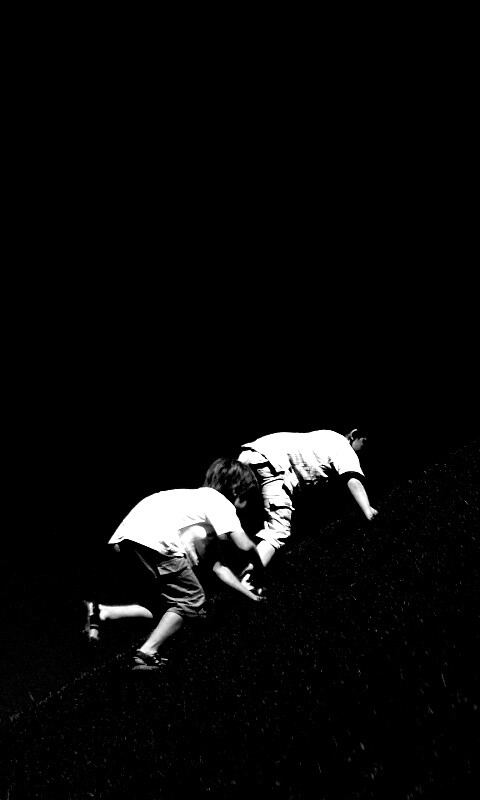 Дети взбираются в гору обои