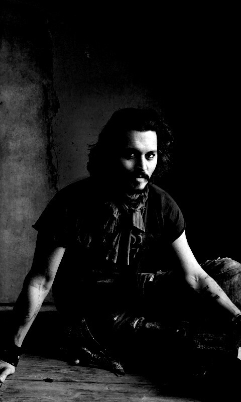 Джонни Депп на столе обои