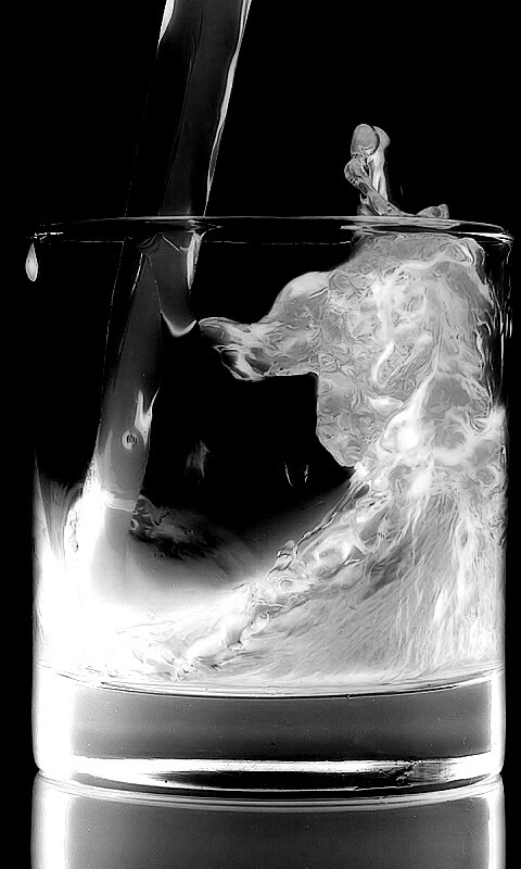 Огонь и вода в стакане обои