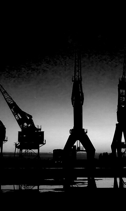 Силуэты портовых кранов обои