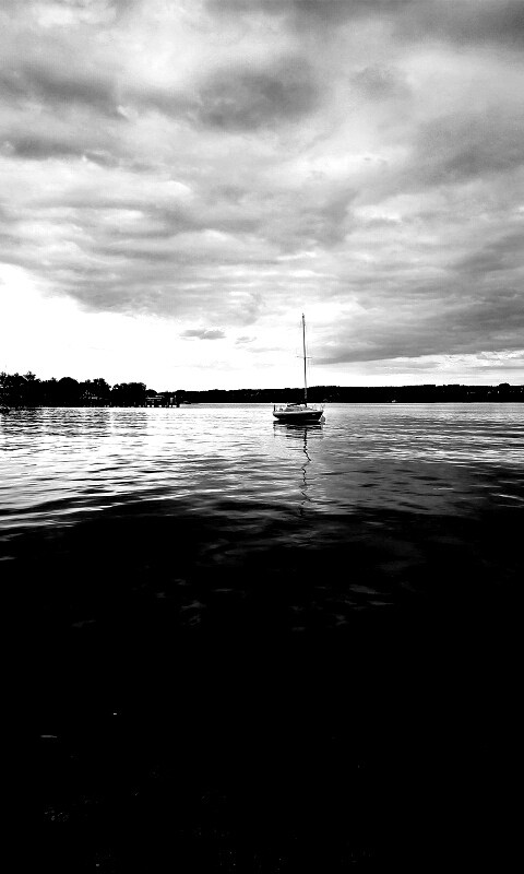 Яхта на озере обои