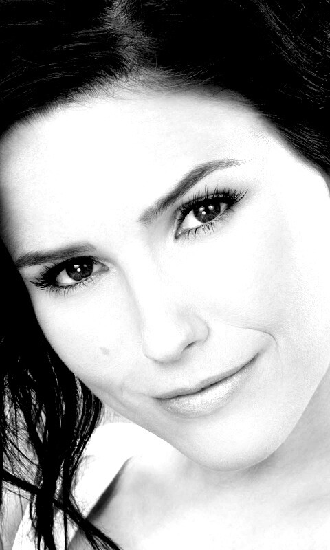 Симпотичная шатенка обои