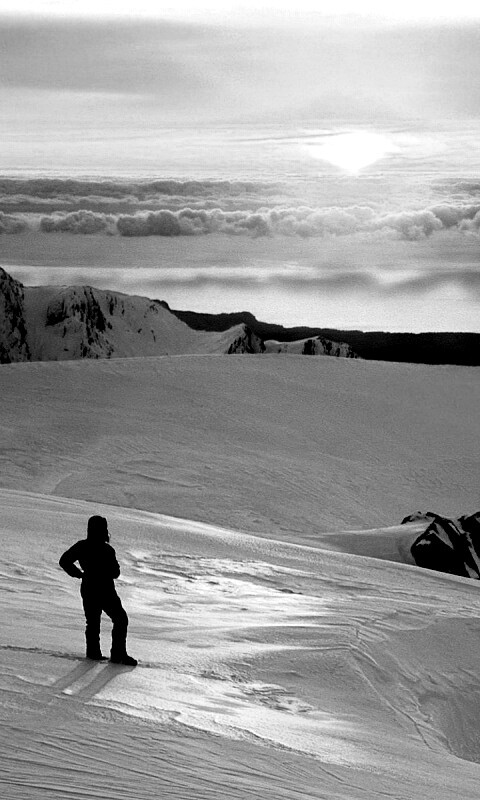 Путешественник в горах обои