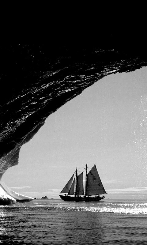 Парусник под ледяной аркой обои