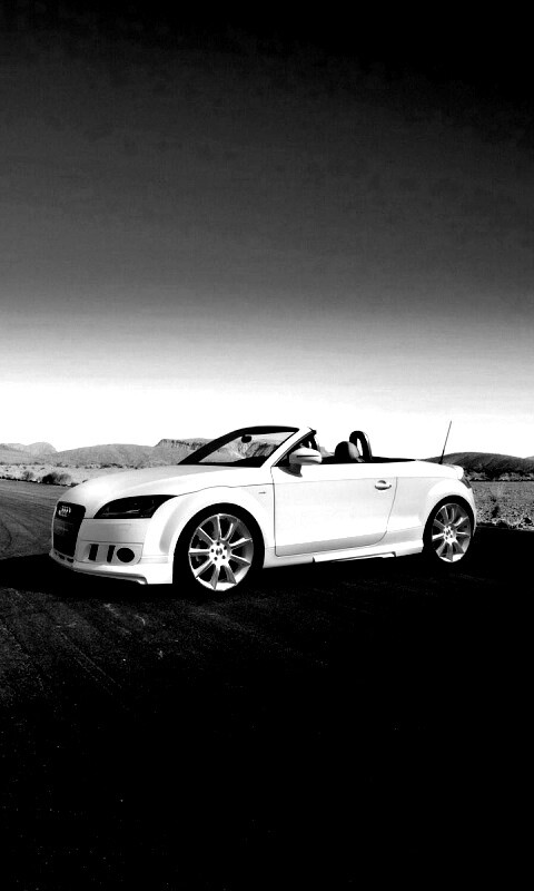 Кабриолет Ауди на пустынной дорге обои